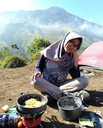 5 tempat wisata kece di jawa barat. Foto Pendaki Cantik Berhijab