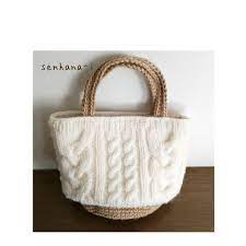 ご覧いただきまして ありがとうございます あさひもバックにケーブル編みのニットを着せました 上部まであさひもは編まずに あさひもと布を縫い合わせています その上に手編みのカバーウール 100 を着せました マグネットボタンを着けました 内布にポケットが