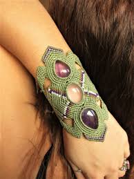 Bracelet Creation En Macrame Vert Olive Clair Avec Trois Pierres Cabochons Amethyste Et Quartz Rose Boucles D Oreilles En Macrame Collier Macrame Bracelet Bras