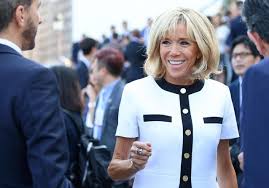 Une cérémonie du 14 juillet interdite au public d'un côté, des heurts, des manifestations qui dégénèrent et des provocations dans les rues de paris de l'autre. Brigitte Macron Premiere Dame Tres Elegante Au Defile Du 14 Juillet Elle