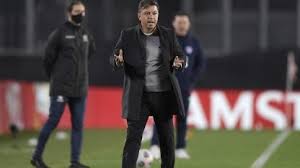 Magnífica la respuesta del equipo del 'muñeco', que se queda con la pelota y amenaza con más. T2p43rsqz5kem