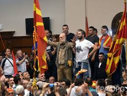 Македонцами называют также людей, проживающих в географической области македония, вне македония — энциклопедия «славяне». Demonstranty Zahvatili Zdanie Parlamenta Makedonii Gordon