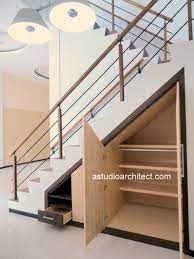 Penjagaan pintu ini amat mudah, hanya memerlukan kain basah sahaja untuk membersihkan kawasan yang kotor. Contoh Kabinet Bawah Tangga Dengan Laci Tarik Dan Kabinet Bukaan Arsitektur Rumah Tinggal Dan Desain Interior