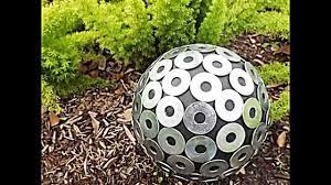 Ein rhabarberblatt darauflegen, die unterseite zeigt nach oben. 20 Sommerliche Garten Deko Ideen Mit Bowlingkuggeln Zum Selbermachen Youtube