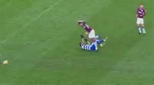 Fortunate to still be on the field after referee kevin friend failed to. Jugador Del Futbol Ingles Recibe Brutal Pisoton En La Cara