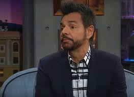 Un año después de su hermano, josé eduardo derbez nació en 1992, tras la boda de sus padres eugenio derbez y victoria ruffo, quienes se separaron en 1996 y divorciaron en. Eugenio Gonzalez Derbez Estatura Altura Cuanto Mide Medidas Edad