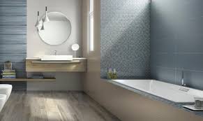 Bad Mit Blauen Mosaikfliesen Matte Glasur Streifen Muster Ceramiche Supergres Badezimmer Farbideen Badezimmereinrichtung Badezimmer