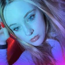 Alexis Lear's Instagram, Twitter & Facebook