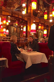 Transformé en restaurant pour l'exposition universelle de 1900, le restaurant mêle les styles empire, belle époque et art nouveau : La Rotonde Paris The Pleasures Of Simplicity B Alexander Lobrano
