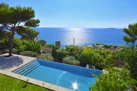 Vue sur mer dairesi deniz manzaralı ve chemin de ronde yakınında bulunmaktadır. Mavumer Real Estate Marseille 6eme