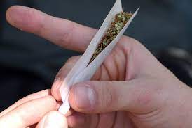En décembre 2018, un rapport de l'observatoire français des drogues et des toxicomanies (ofdt) a d'ailleurs mis en lumière une augmentation de la consommation de cette drogue. Comment Reconnaitre Que Quelqu Un Fume Des Joints Hebergeur Image