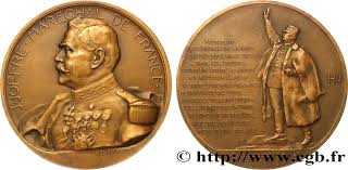Vous serez beaucoup plus critiques vis à vis de joffre quand vous connaitrez ses manoeuvres politiques et sa volonté pour que la bataille de la marne lui soit reconnue comme sienne exclusivement. French Third Republic Medaille Marechal Joffre Discours De La Bataille De La Marne Fme 611935 Medals
