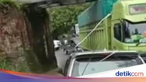 Supir truk cabe, resiko besar dengan tanggung jawab yang di emban. Rebutan Jalan Sopir Xenia Adu Jotos Dengan Sopir Truk Hino