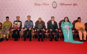 Beliau dilahirkan di bentong dan memasuki arena politik pada pilihan raya umum 1986 sebagai adun pelangai. Tpm Hadir Majlis Perkahwinan Anak Mb Pahang