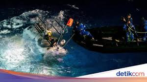Seorang penyelam berada di taman laut ia menyelam sejauh 50 m di bawah. Menyelam Hampir 11 Km Di Bawah Laut Penyelam As Temukan Kantong Plastik