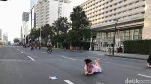 Jalab fotnm / foto viral garasi mobil di pinggir jalan ini aturannya. Potret Heboh Warga Foto Foto Di Tengah Jalan Saat Lebaran