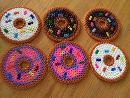 Sieht er nicht schön aus, unser traumfänger aus bügelperlen? Bugelperlen Untersetzer In Form Von Donuts Bugelperlen Bugelperlen Vorlagen Weihnachtsgeschenke Basteln
