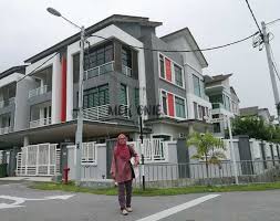 Diy pelbagai ilham pelan rumah teres 4 bilik deko rumah sumber : Banglo 3 Tingkat Dijadikan Homestay Di Taman Kota Syahbandar Melaka Mek Onie