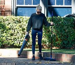 Afl coach nathan buckley's new girlfriend alex pike stands at a tall height of 5 feet 7 inches and weighs around 160 lbs at the moment. Tania Buckley Gets Stuck Into Some Gardening After Ex Husband Nathan Buckley Got New Girlfriend Daily Mail Online