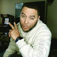 SELFIE (STATUS Book 4)