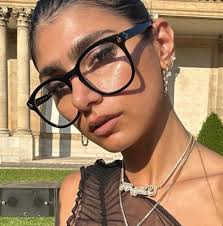 7ft tall adult star who got whole family working on OnlyFans shares how  tall she actually is - Community - LADbible