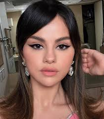 All The Pro Tips You Ll Need To Create Selena Gomez S 60s Style Cat Eye 60sstyle Cat Create Eye Gomezs In 2020 Cat Eye Makeup Celebrity Makeup Classic Makeup