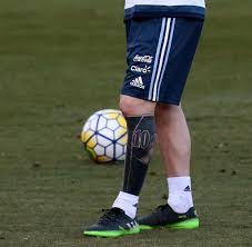 He plays for the spanish football club barcelona and is captain of the national team of argentina. Lionel Messi Das Talentierteste Bein Der Welt Ist Jetzt Schwarz Welt