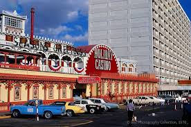 Holiday Casino Las Vegas 1978 Seasons Greetings Over The Riverboat Style Casino Where Harrah S Is Today Spotted C Las Vegas Gambling Old Vegas Las Vegas