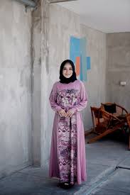 Dengan desain modern serta model terbaru membuat pakaian batik kombinasi dapat digunakan dalam berbagai aktivitas. Model Gamis Batik Kombinasi Velvet Radea