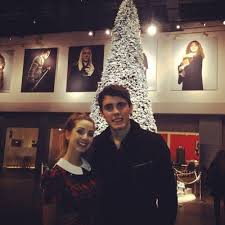 El sangre pura, ella una mestiza, el rubio, ella pelirroja, familias con diferentes opiniones y creencias, el futuro del mundo mágico está en sus manos. Having A Harry Potter Christmas With Zoe Sugg Cutest Couple Ever Zoella Cute Couples