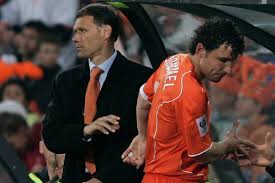 Mark van bommel appointed at wolfsburg van bommel will lead wolfsburg in the champions league. De Frontale Botsing Tussen Mark Van Bommel En Marco Van Basten Voetbal International