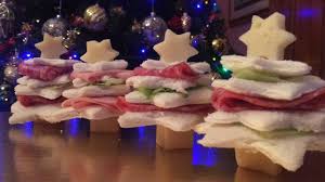 Sono tantissime le ricette di antiapsti facili e veloci che puoi preparare, per regalare un ottimo inizio al tuo menù del pranzo di natale 2020 o della cena della vigilia! Antipasti Di Natale Alberelli Con Pane Da Tramezzini Ricette Natalizie Facili E Veloci Youtube