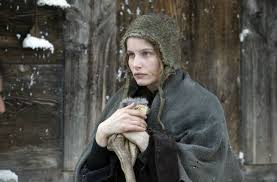 Partie à la recherche de la dernière meute de loups vivant en france, elle disparaît en montagne à la suite d'un accident d'avion. La Jeune Fille Et Les Loups Cherie 25 Le Courage De Laetitia Casta Durant Le Tournage