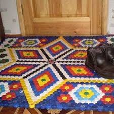 как сделать коврик из крышек от пластиковых бутылок видео Idei Dlya Dachi Svoimi Rukami Mozaika Iz Plastikovyh Kryshek Sdelat Kovrik Podelki Kryshechki Butylok Podelki