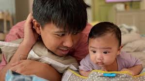 7 Potret Joshua Momong Anak, Ikut Tummy Time hingga Curhat Pegal dan Kurang  Tidur