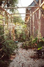 Kastanienholz Zaune Und Garten Design Staketenzaun Aus Kastanienholz Garten Design Garten Naturnaher Garten