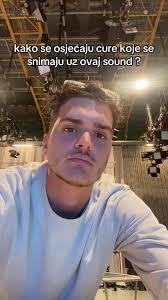 btw jel zna netko sta znaci fux deluxe? #balkantiktok #balkan #hrvatska #fy  #ellen #ellenelita #vanjorekfamily #fyp #viraltiktok #funny #humor #croatia  #fora #smijesno #foryou #maka #malimaka #zgelite ...