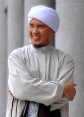 Beliau merupakan seorang ulama besar yang sangat berpengaruh dalam perkembangan islam di kalimantan. Ziarah Mesra Sheikh Nuruddin Al Banjari Bersama Pengarah Urusan Jmpa Encik Alias Bin Haji Ali