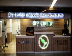 Kıyafetler kuru temizlemeyle ne kadar temizlenirse temizlensin su ve deterjan teması olmadığından ürün özelliğini korumaktadır. Kuru Temizleme Nasil Yapilir Asamalari Nelerdir