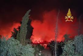 Incendio in Sardegna, brucia la provincia di Nuoro Video, 600 persone  evacuate, canadair in azione