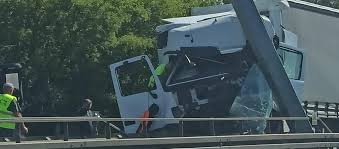 Kierowca bmw w trakcie wyprzedzania uderzył w wyprzedzany samochód, po czym oba auta zjechały z drogi i uderzyły w przydrożne drzewa. Dabrowa Gornicza Dramatyczny Wypadek Na S1 Trwa Akcja Ratownicza Slask Super Express