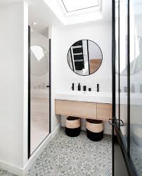 Le marbre blanc est un matériau fantastique pour les salles de bains. Une Deco Moderne Dans Une Petite Salle De Bain My Blog Deco