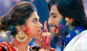 Check Out Deepika Padukone Kisses Ranveer Singh In Ram Leela Song Deepika Padukone Deepika Ranveer Ranveer Singh