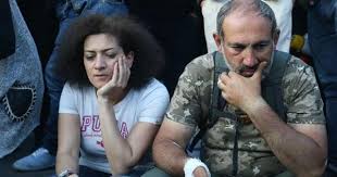 Анна Акопян поссорилась с мужем и ушла в отставку