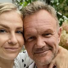 Choć grał w wielu produkcjach, znany jest przede wszystkim z roli zenka grzelaka w serialu barwy szczęścia. Zona Cezarego Pazury Jest W Kolejnej Ciazy Aktor Pokazal Cos Nieoczekiwanego W Internecie Jego Reakcja Na Slowa Malzonki Daje Do Myslenia Zycie