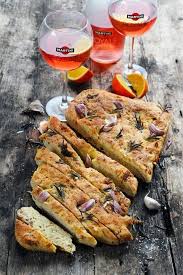 Petit Apero A L Italienne Focaccia Toute Parfumee Jambon Ail Tomate Sechee Et Romarin Et Martini Royale Recettes De Cuisine Focaccia Et Dorian Cuisine