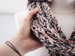 Diy Anleitung Stricken Ohne Nadel Schal Fingerstricken Via Dawanda Com Fingerstricken Stricken Ohne Nadel Stricken