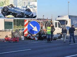 Corsia d'emergenza bloccata dal pullman che impedisce l'arrivo dei soccorsi. Schianto Nella Notte In A8 Suv Contro Furgone Morti Due Giovani Andavano A Un Addio Al Celibato Corriere It