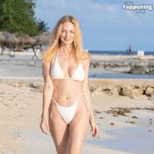 Heather Graham Sexy (8 Photos) | TheFappening