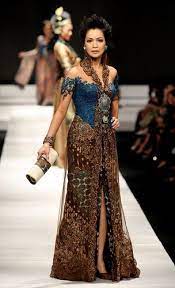 Anne avantie memilih untuk menghentikan sementara produksi kebayanya, dan meminta para penjahit yang bekerja untuknya agar menjahit baju. Anne Avantie Batik Fashion Batik Dress Kebaya Wedding